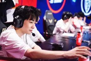 TL碾压FLY，Meiko打出惊人五杀宿命之战小组赛，点燃全场激情