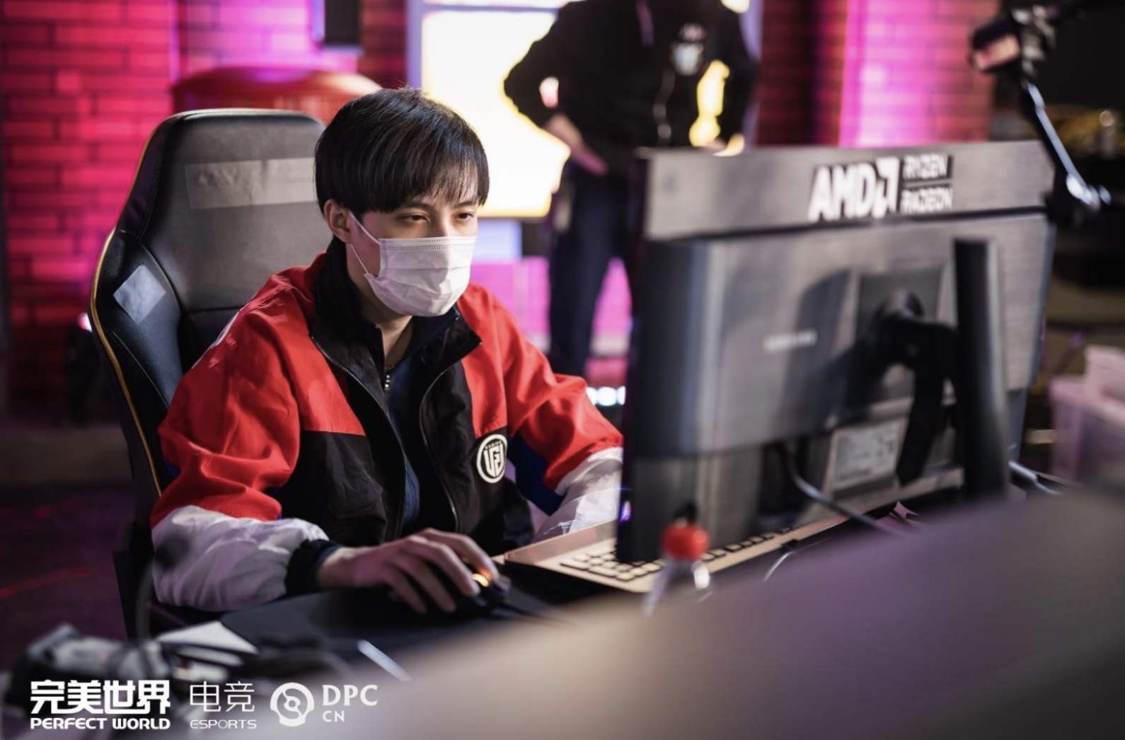 PSG力克V5，Xiaohu单局斩获MVP焦点之战成都决赛之夜，成为赛场最大亮点