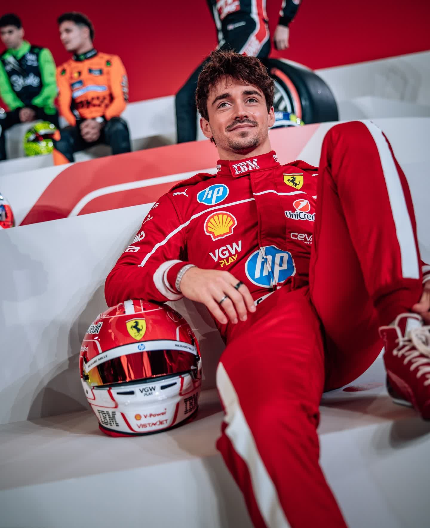 开云体育在线-红牛车队完胜雷诺车队，塞恩斯带队取胜