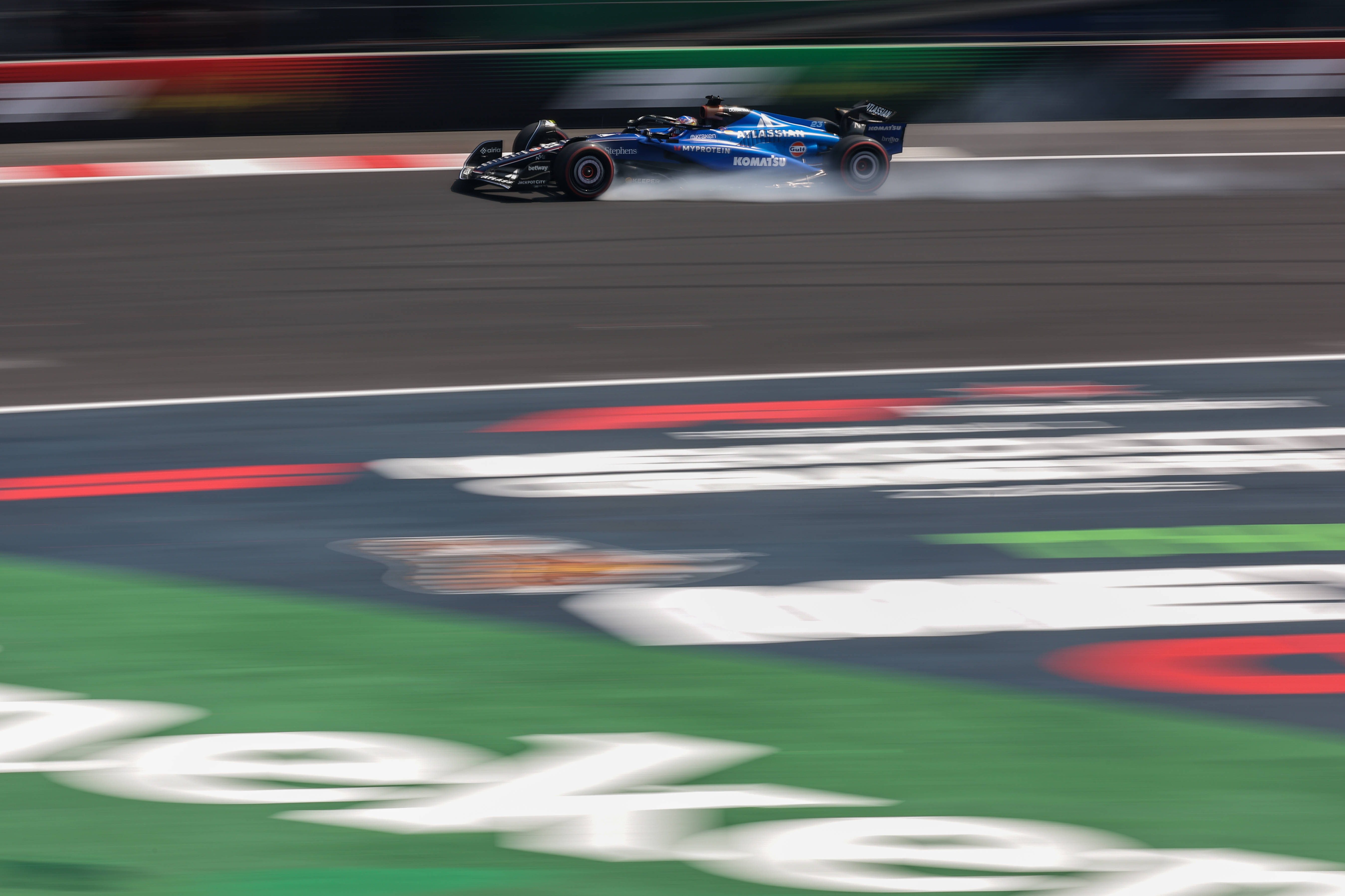 开云-梅赛德斯轻取红牛车队，塞恩斯带队取胜